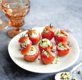Kirschtomaten mit Basilikumcreme
