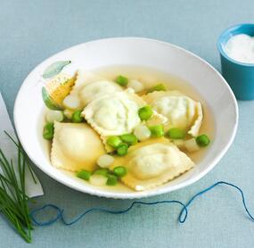 Klare Spargelsuppe mit Teigtäschchen