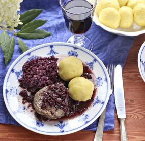 Rinderfilet mit Knödeln und Rotkohl