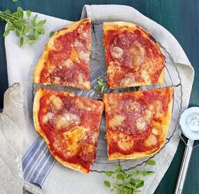 Knusprige Salamipizza