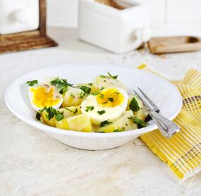 Lauwarme Senfeier mit Kartoffeln