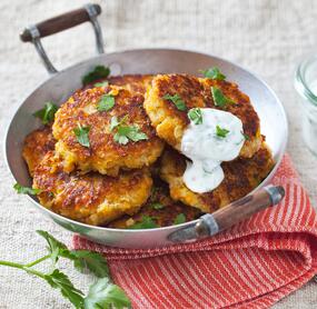 Linsen-Zucchini-Bratlinge mit Joghurt-Dip