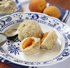 Marillenknödel mit Vanillesoße