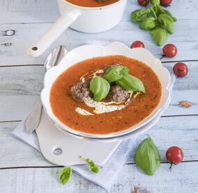 Tomatensuppe mit Fleischbällchen