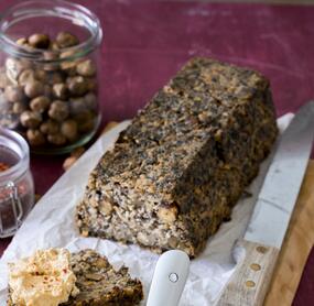 Mehlfreies Nussbrot mit Feigen-Senf-Creme