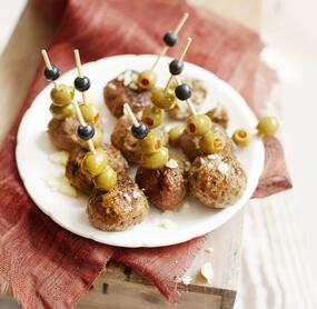Mini-Hackbällchen mit Oliven und Käse