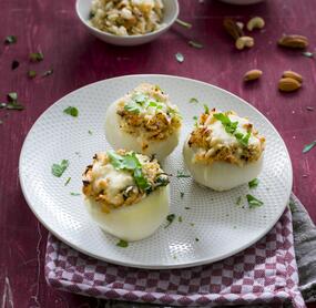 Mit würzigem Reis gefüllte Kohlrabi