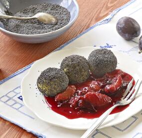Mohnknödel mit Pflaumenkompott