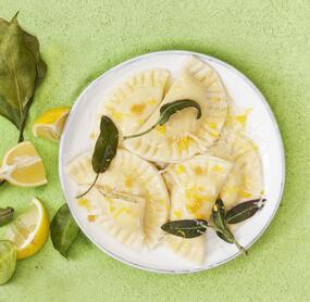 Olivenravioli mit Zitronen-Salbeibutter