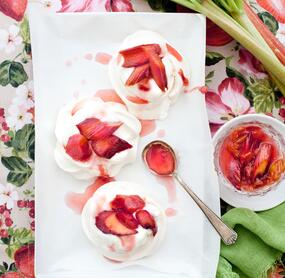 Pavlovas mit Rhabarberkompott