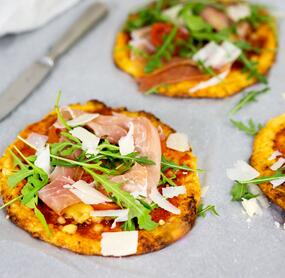 Low-Carb-Pizza mit Parmaschinken