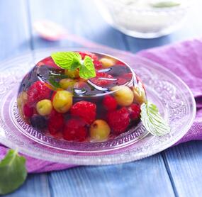 Prosecco-Beeren-Gelee mit Minze-Creme