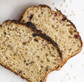 Quinoabrot mit Trockenfrüchten