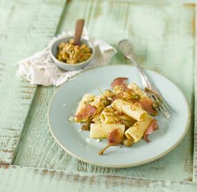 Rigatoni mit Kapernapfel-Pesto und Bresaola
