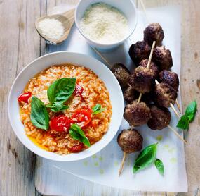 Risotto mit Lammhackspießchen