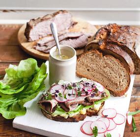 Roastbeef mit Remoulade auf Bauernbrot