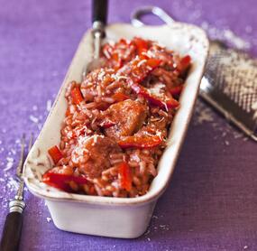 Rotes Risotto mit gebratener Wurst