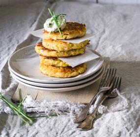 Sauerkraut-Kartoffelpuffer mit Schmanddip