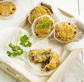 Einfache Schinkenmuffins mit Kräutern und Käse