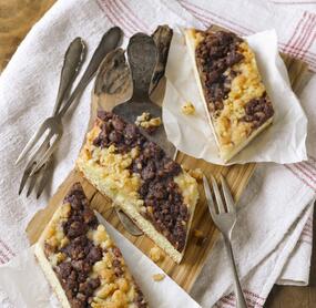 Schwarz-weißer Streuselkuchen