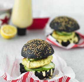 Schwarze Buns mit Sesam, Fischfrikadellen und Aioli