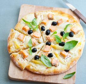 Pizza mal anders: Spargel-Pizza mit Lachs und Oliven