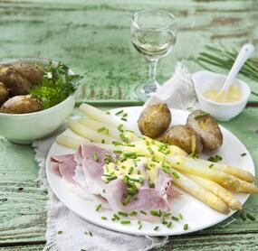Spargel mit Kartoffeln und Kochschinken