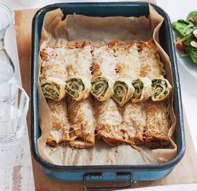 Würzige Spinat-Pfannkuchen-Röllchen mit Käse