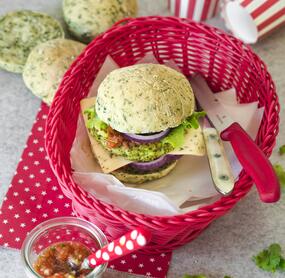 Spinatbuns mit Veggie-Patties und Tomatensalsa