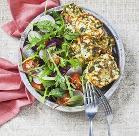 Spinatküchlein mit buntem Salat