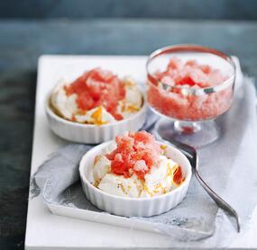 Tomatengranita mit mariniertem Mozzarella