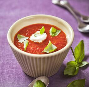 Sommerküche: Tomatensuppe mit Ziegenfrischkäse