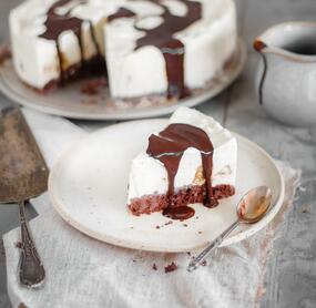 Torrone-Eistorte mit Schokoladensoße
