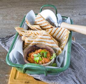 Tortilla-Sandwiches mit Salsa