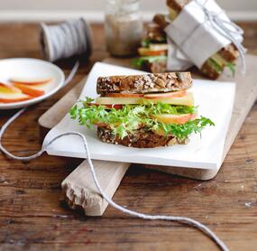 Vollkornschnitten mit Apfel und Fontina