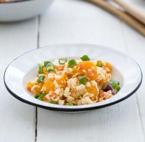 Frischer Weißkohlsalat mit Joghurt und Mandarinen