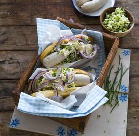 Weißwurst-Hotdogs mit Krautsalat
