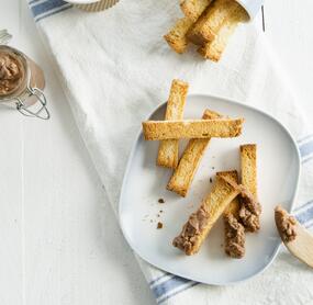 Zwiebacksticks mit Schokoriegel-Creme