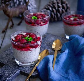 Mohnmousse mit Maraschino-Kirschen