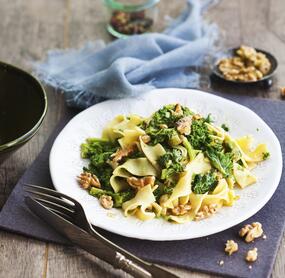 Nudeln mit Grünkohlsoße und Walnüssen