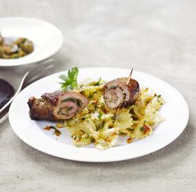 Farfalle mit Tomatenpesto und Steakröllchen