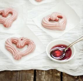 Baiserherzen mit Himbeersirup