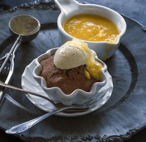 Schokoküchlein mit Eis und Mangosoße
