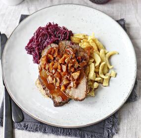 Braten in Gemüsesoße mit Spätzle und Rotkohl