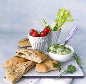 Dinkelvollkornfladen mit Avocado-Dip und Rohkost