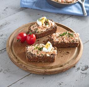 Einfacher Eier-Tomaten-Aufstrich mit Crème fraîche