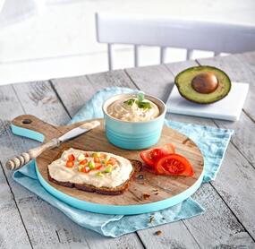 Frischkäse mit Tomate und Avocado