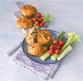 Gefüllte Kartoffelbrötchen mit Rohkost
