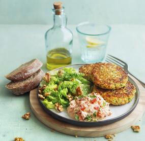 Gemüsebratlinge mit Paprikadip & Salat