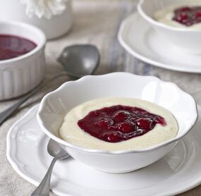Grießbrei mit Beerengrütze
